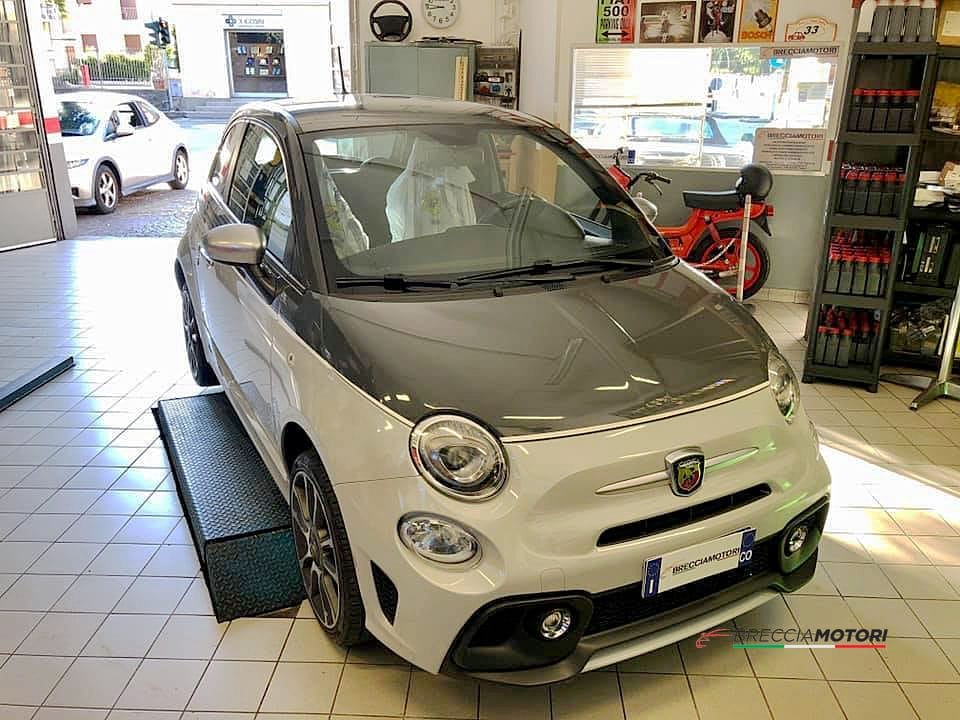 Lavoro di manutenzione Abarth 595 Turismo eseguito presso l'autofficina a Como Breccia Motori