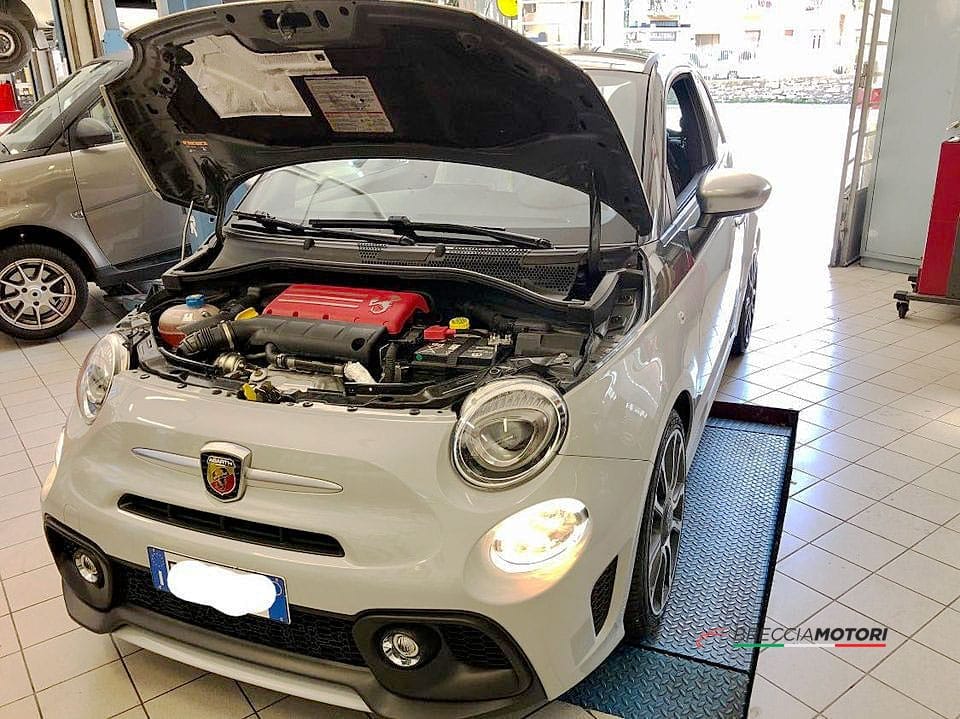 Lavoro di manutenzione Abarth 595 Turismo eseguito presso l'autofficina a Como Breccia Motori