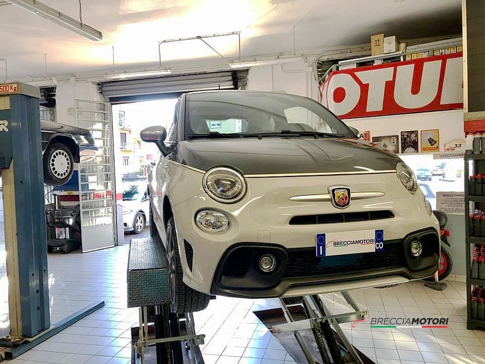 Lavoro di manutenzione Abarth 595 Turismo eseguito presso l'autofficina a Como Breccia Motori