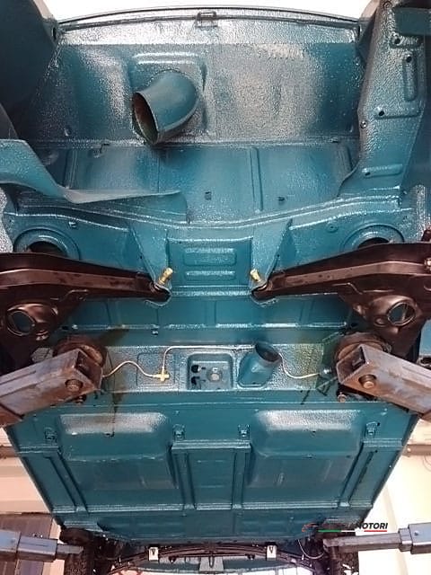 Restauro di Fiat 500 d'epoca, color blu acciaio, eseguito a Como da Breccia Motori.